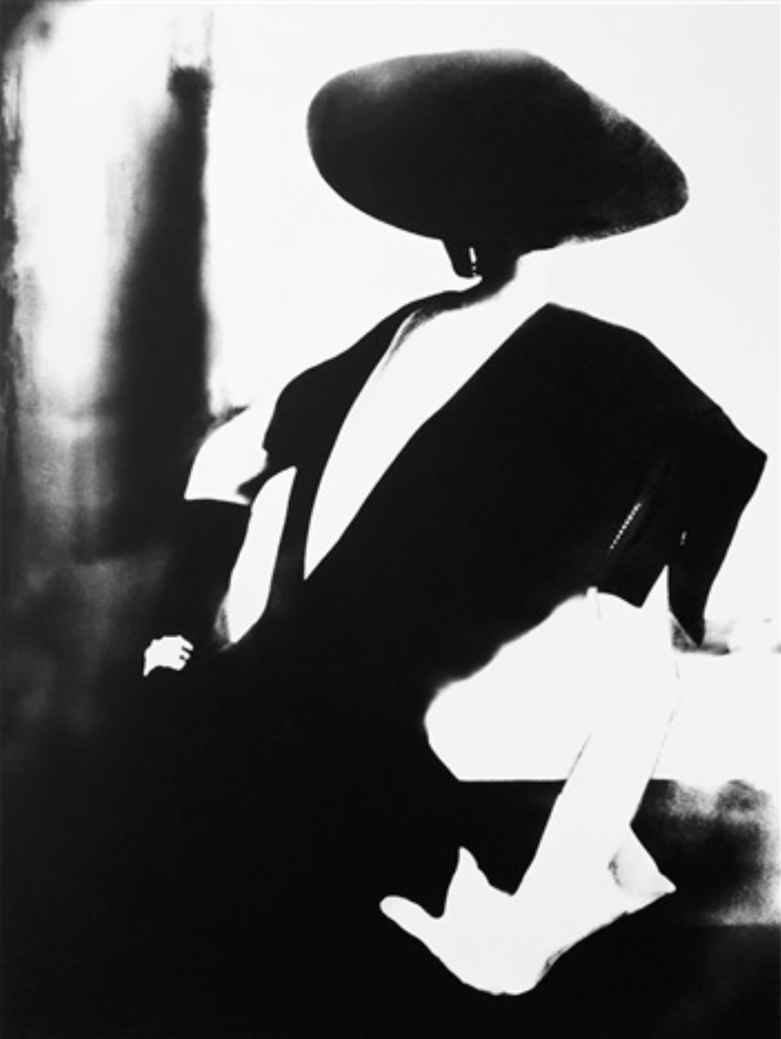 Woman seen from the back, with a large hat