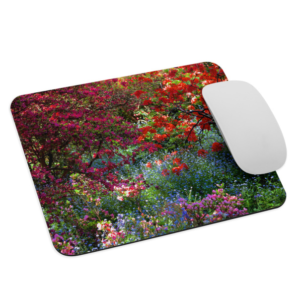 Mouse pad with a photograph of a shaded and flowery spot in a park