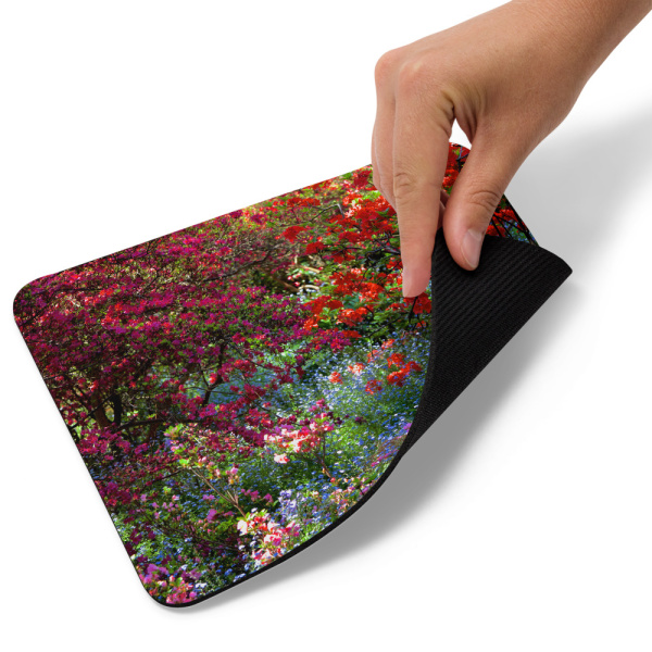 Mouse pad with a photograph of a shaded and flowery spot in a park