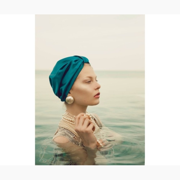 Profile of a woman coming above water, wearing a turban and jewelry