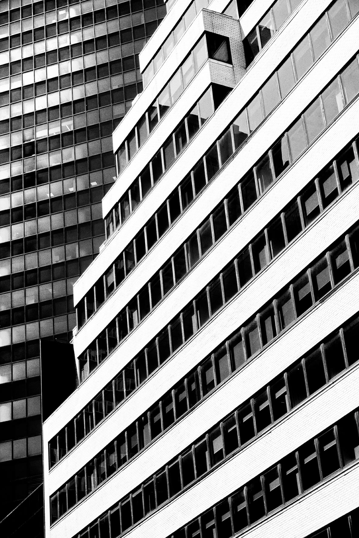 Two New York skyscrapers reflecting each other