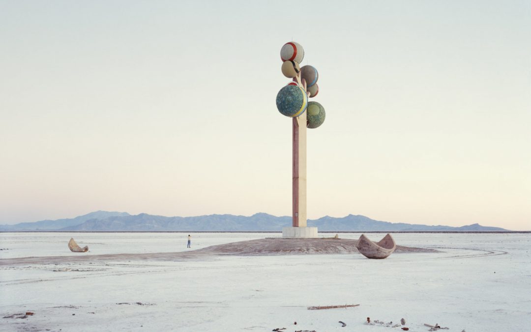 Utah desertic landscape, with a lone tall edifice in the middle of nowhere