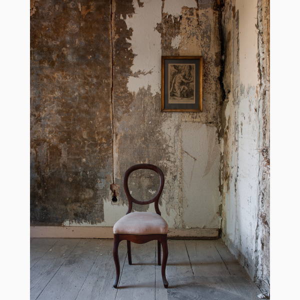 A single chair in an abandonned room